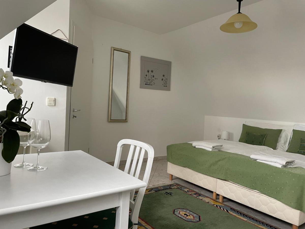 Szentesi Panzio Bed and Breakfast Fertőrákos Buitenkant foto